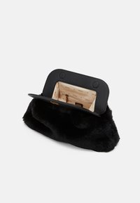 Clutch bag in ecopelle nera con chiusura a pattina nera liscia. L'interno presenta una fodera beige con stampa logo discreta. Compatta e con texture morbida.