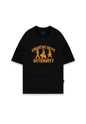 Svart t-skjorte med kort erme som har teksten "CREATIVE DEPT RETERNITY" i slitt gul farge og tre figurer, utformet med en mesh-struktur.