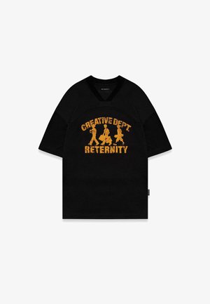 Zwart T-shirt met korte mouwen met "CREATIVE DEPT RETERNITY" in verouderde gele tekst en drie figuren, ontworpen met een mesh-textuur.