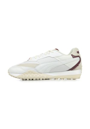 Sneakers stringati in pelle bianca con accenti testurizzati. Presentano un inserto sul tallone color marrone bordeaux, suola testurizzata e sovrapposizioni lisce per un aspetto sportivo.