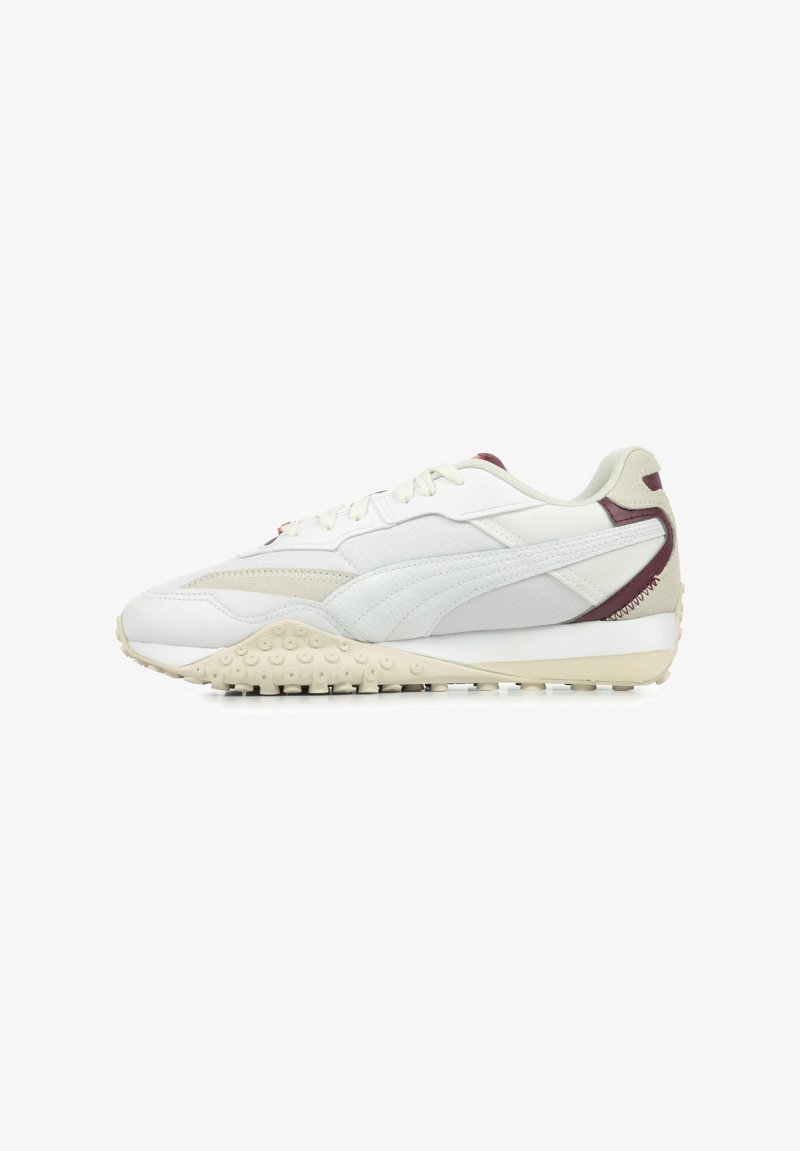 Sneakers stringati in pelle bianca con accenti testurizzati. Presentano un inserto sul tallone color marrone bordeaux, suola testurizzata e sovrapposizioni lisce per un aspetto sportivo.