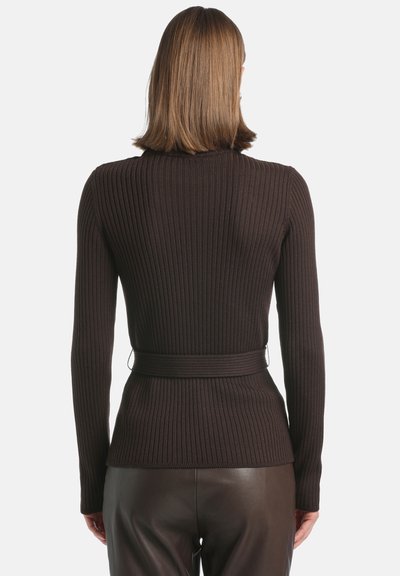 Donkerbruin geribbeld sweater met een getailleerde pasvorm, lange mouwen en een ceintuur in de taille. De textuur is zacht met een subtiele glans.