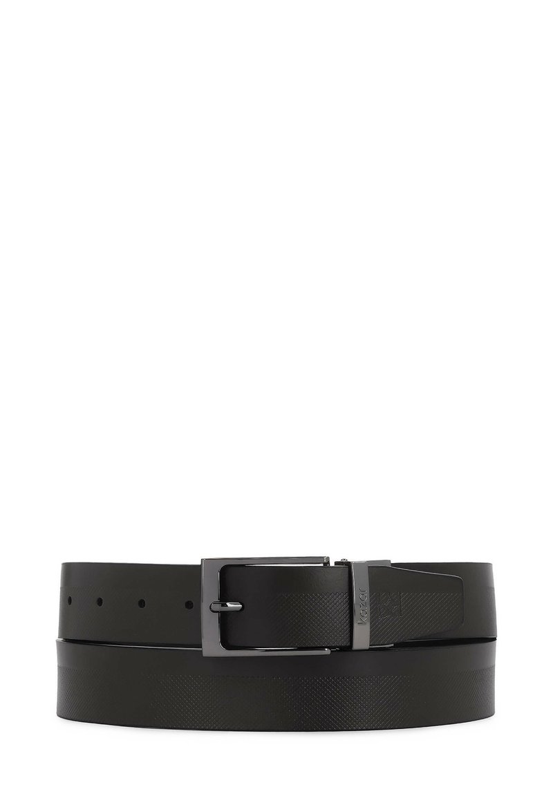 Juodas sintetinis diržas su matinio paviršiaus apdaila, su kvadratine metaline sagtimi ir tekstūruotais raštais ant dirželio. Matomi keli reguliavimo skylutės.