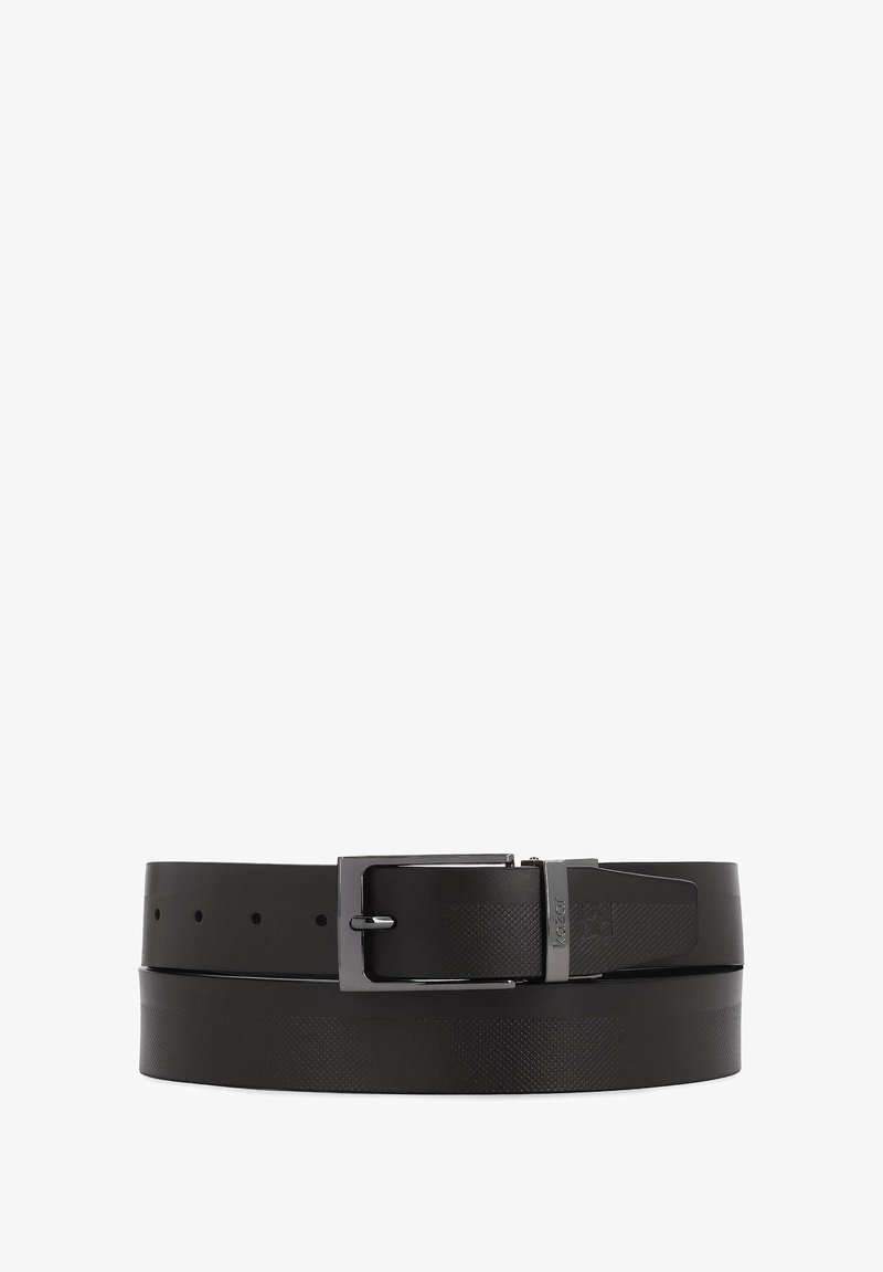 Juodas sintetinis diržas su matinio paviršiaus apdaila, su kvadratine metaline sagtimi ir tekstūruotais raštais ant dirželio. Matomi keli reguliavimo skylutės.