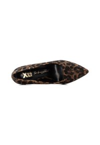 Zapato de tacón alto con estampado de leopardo, puntera puntiaguda, parte superior texturizada y interior negro. Presenta detalles del logo dorado en la plantilla.