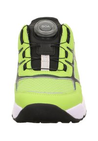 Jasnozielone sportowe buty z czarnymi akcentami, trójwarstwowa siateczka, a także pokrętło BOA do szybkiego sznurowania. Gruba czarna podeszwa z białym detalem.