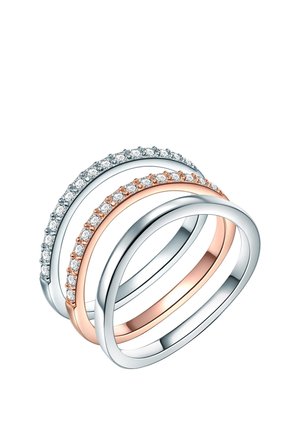 Trois bagues entrelacées, deux avec des rangées de diamants en argent et or rose, et une alliance en argent simple.