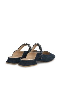 Scarpe slingback in suede blu navy con tacco quadrato basso, decorate con perline lungo la fascia e una fodera interna liscia.