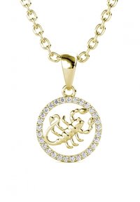 Gouden ketting met een ronde hanger met een schorpioenontwerp, omringd door een ring van kleine heldere stenen. De schakelketting is ook goudkleurig.