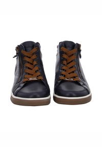 Paire de baskets montantes en cuir bleu marine avec lacets marron, fermetures éclair latérales et semelles en caoutchouc blanc-marron vues de face.