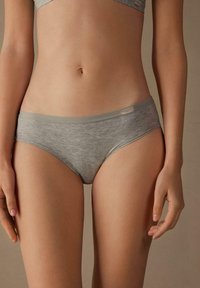 Grijze katoenen slips met een gladde textuur en een lage taille. Voorzien van een zachte tailleband en minimaal merklogo aan de voorkant links.