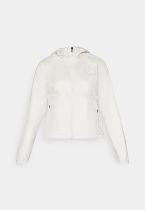 Giacca leggera bianca con zip frontale, cappuccio e polsini elasticizzati. Presenta tasche laterali con zip e un logo sul lato sinistro del petto.