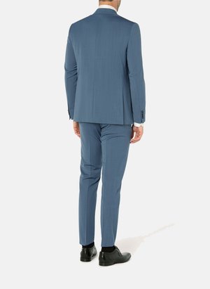 Hellblaues Zweiteiler-Anzug mit taillierter Passform, glattem Stoff, vertikalen Streifen und schwarzen Dressschuhen. Die Rückansicht zeigt strukturierte Revers.
