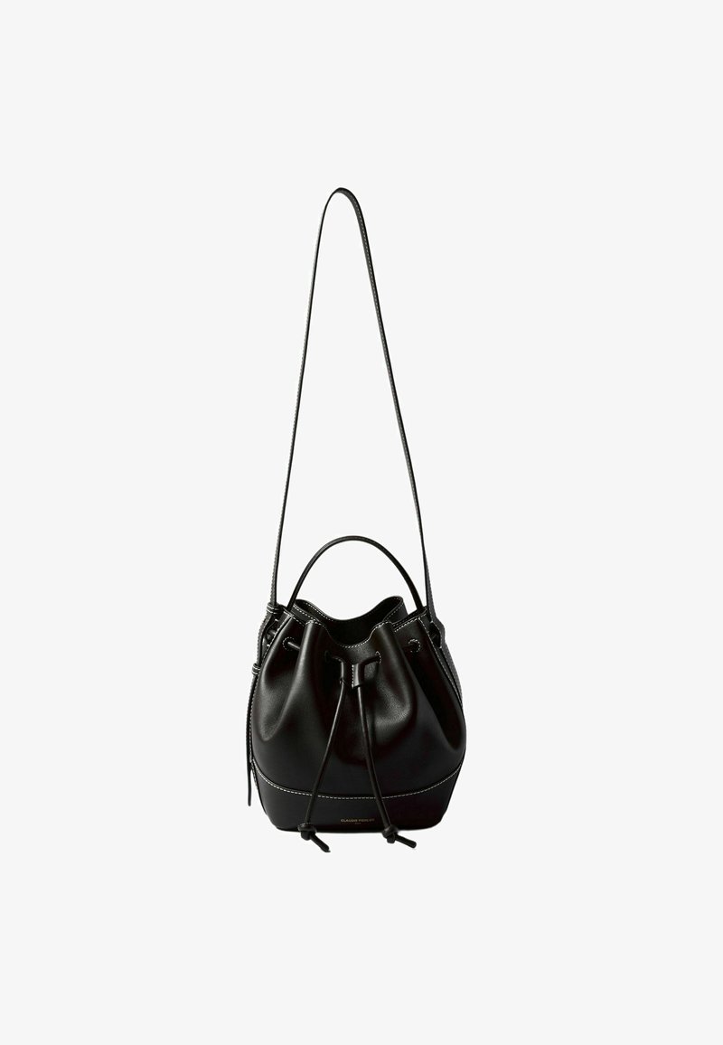 Borsa a secchiello in pelle nera con coulisse, a superficie liscia, manici doppi e una lunga tracolla. Presenta cuciture bianche e un design minimalista.