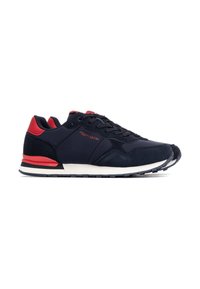 Baskets de sport bleu marine avec des accents rouges, en daim et en mesh, semelle intermédiaire blanche épaisse et semelle extérieure en caoutchouc noir texturé.