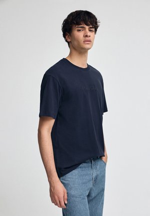 Navyblaues Baumwoll-T-Shirt mit Rundhalsausschnitt und kurzen Ärmeln, versehen mit einem dezenten "Polo Club"-Logo in passender Farbe auf der Vorderseite.