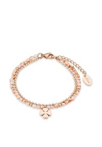 Bracciale in oro rosa con due filamenti di perle pesca, dettagli sfaccettati e un ciondolo a quadrifoglio. Dotato di chiusura a gancio e catena di estensione.