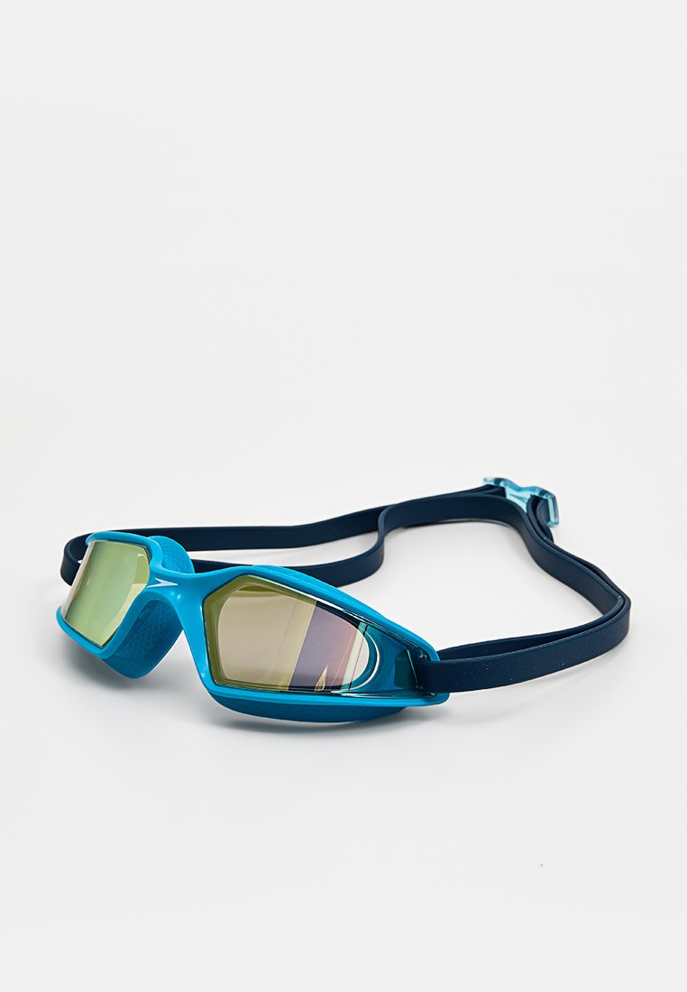 Blauwe zwemgoggles met getinte lenzen en een verstelbare donkerblauwe band op een witte achtergrond.
