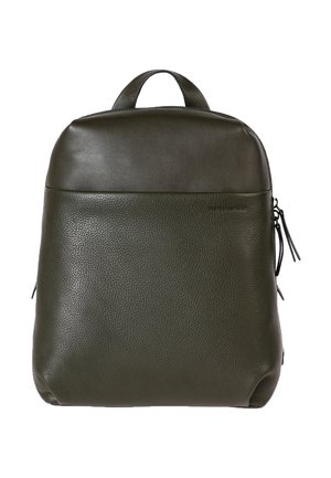 Zaino in pelle verde oliva con superficie liscia e testurizzata; presenta una maniglia superiore e una tasca con zip sul davanti. Design minimalista.