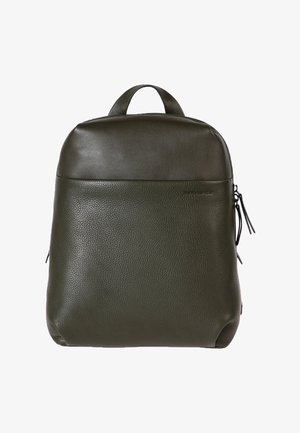 Olivgrüner Leder-Rucksack mit einer glatten, strukturierten Oberfläche; verfügt über einen Traggriff und eine Reißverschlusstasche auf der Vorderseite. Minimalistisches Design.