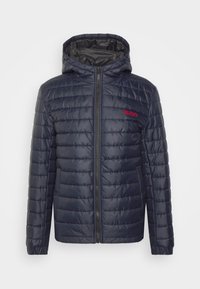 Marineblå dunjakke med lynlås og hætte. Har quiltet design med syninger og rød "HUGO"-logo på venstre bryst.