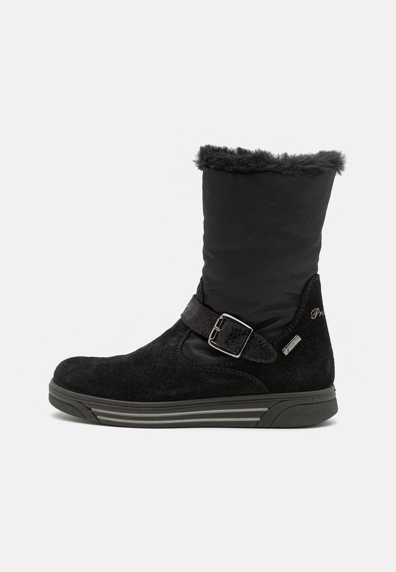 Botte d'hiver noire mi-mollet avec doublure en fausse fourrure, sangle à boucle ajustable autour de la cheville, et une semelle en caoutchouc épaisse avec des rayures grises.