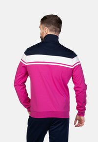 Herren Fleecejacke mit hohem Kragen; bietet pinken Stoff mit navyblauen und weißen horizontalen Streifen; glatte Textur, lässige Passform.
