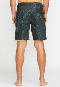 Costumi da bagno neri con motivo floreale grigio, accentuati da un bordo giallo neon. Presentano una tasca sul retro e una vita con cordino.