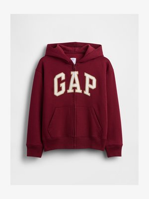 Tmavě červená mikina na zip s předními kapsami a velkými krémovými písmeny „GAP“ na hrudi, s kapucí a žebrovanými manžetami.