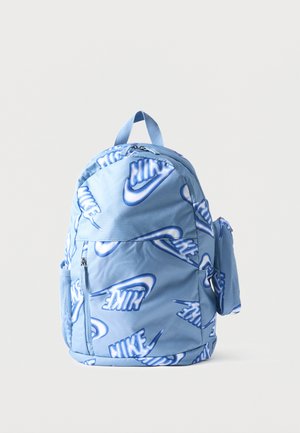 Sac à dos Nike bleu clair avec plusieurs compartiments zippés et logos blancs imprimés sur tout le tissu.