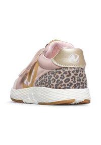 Růžová dětská teniska s leopardím vzorem na patě, zlatými akcenty, bílou texturovanou podrážkou a suchým zipem, zobrazená z zadního úhlu.