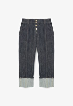 Pantalones recortados de mezclilla oscura con cintura alta, que presentan un cierre de tres botones dorados, puños de doble vuelta en mezclilla clara y líneas de diseño limpias.