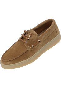 Brune suede bådsko med rund tå, to øjer og cremet gummi sål. Har kontrasterende syninger og en blød indvendig lining.