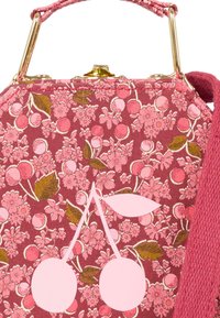 Borsa a tracolla in tessuto rosa con motivo ciliegia e dettagli in oro. Presenta una chiusura con gancio e una tracolla intrecciata. Il design include motivi floreali e ciliegie.