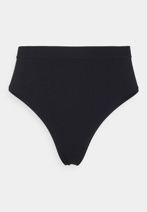 Hoch geschnittene schwarze Unterwäsche aus einem weichen, elastischen Material mit einer gerippten Textur und glatten Kanten.