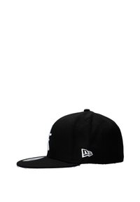 Cappello da baseball nero con visiera rigida, caratterizzato da un logo ricamato bianco sul davanti e un piccolo logo di lato. La consistenza del tessuto è liscia.