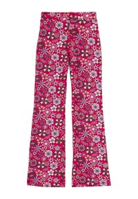 Pantaloni evazați roz cu un model floral ce include nuanțe variate de roz, violet și flori maro închis pe un fundal întunecat.