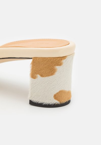 DEAR FRANCES CHAISE  - Mules med hæl - crème