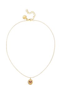 Gouden kettinghalsketting met een cirkelvormige hanger met een vlinderdessin in rode en gouden tinten, gestructureerd oppervlak en een veersluiting met een kettingverlengstuk.
