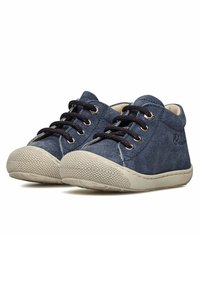 Sneaker alta in suede blu scuro con suole in gomma testurizzate, lacci neri e occhielli in metallo. Presenta un morbido rivestimento interno per un maggiore comfort.