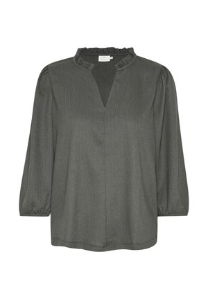 Blusa gris oscuro con un cuello alto con volantes, mangas largas abullonadas y una textura sutil. Presenta un corte en forma de V en la parte delantera.