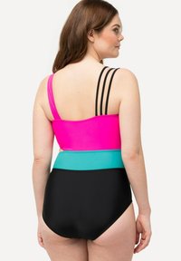 Maillot de bain une pièce coloré avec un haut rose, une partie centrale turquoise et un bas noir. Fines bretelles noires dans le dos. Texture douce.