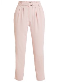 Pantalons sur mesure rose clair avec des plis, taille haute et ceinture à boucle en argent. Tissu lisse avec une coupe ajustée et jambes droites.