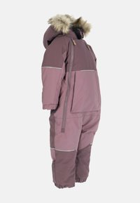 Gevoerde overall in mauve met een met bont gevoerde capuchon, reflecterende accenten en ritszakken; waterdicht materiaal met verstelbare manchetten.