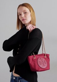 Tory Burch ELLA SMALL CHAIN CROSSBODY - Torba čez telo - ruby