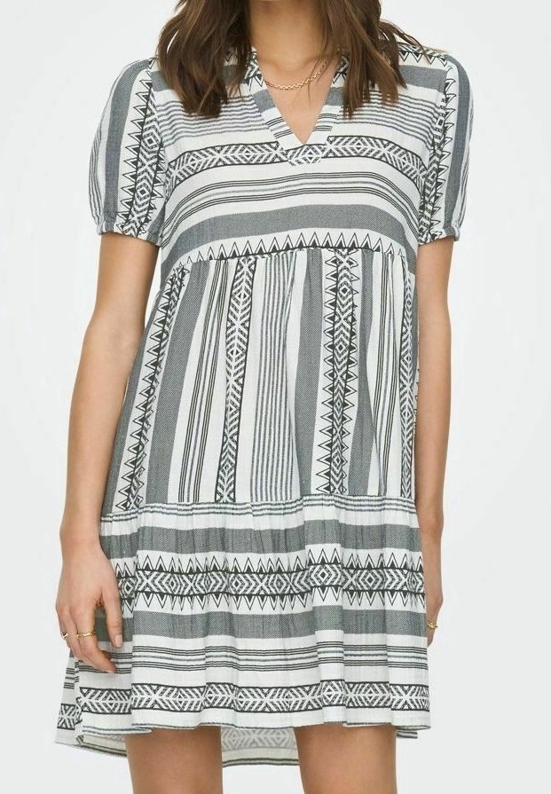 Robe à manches courtes en tissu rayé noir et blanc avec des motifs géométriques, dotée d'un col en V et d'une coupe décontractée, évasée en bas.