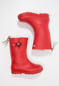 Røde gummistøvler med en glat tekstur, mellemhøjde, front spænde detalje og en robust sål for godt greb. Har et dekorativt lysebrunt bånd.
