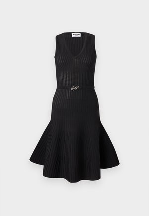 Robe noire sans manches en maille côtelée avec col en V, ourlet évasé et ceinture fine ornée d'une boucle signature argentée à la taille.