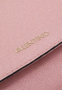 Valentino Bags KALUA - Τσαντάκι - rosa metallizzato