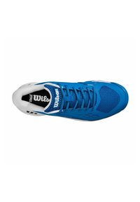 Scarpa sportiva blu con tomaia in rete, dettagli bianchi e soletta nera con il logo 'Wilson'. Include una suola texturizzata per una migliore aderenza.
